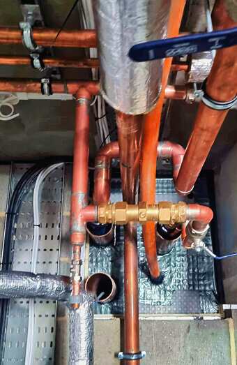 https://plumberroleystone.com.au/uploads/2025/06/commercial-plumbing-390382.jpg